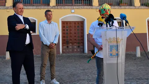 El alcalde de Tarazona, Tono Jaray; el concejal de Festejos, Jos&eacute; Antonio Docando, y el Cipotegato 2024