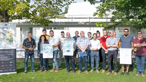 El consejero de Medio Ambiente, Jos&eacute; Mar&iacute;a Aierdi, junto a algunos de los alcaldes de municipios que se han adherido a la medida de duchas de 4 minutos