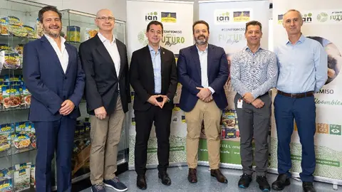 De izquierda a derecha: Carlos S&aacute;nchez, director supply chain de Grupo IAN; Alejandro Mart&iacute;nez, consejero delegado de Grupo IAN; &Iacute;&ntilde;igo Arruti, director general de Fomento Empresarial; Mikel Irujo, consejero de Industria y de Transici&oacute;n Ecol&oacute;gica y Digital Empresarial de Navarra; Aitor Itoiz, director de las plantas productivas de Villafranca y Jos&eacute; Manuel Campos, director industrial corporativo de Grupo IAN