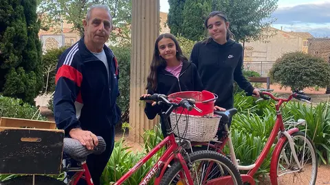 Jos&eacute; Salcedo, premio Una vida en bici 2024, con sus entrevistadoras Elsa Morales y Ainara Arnas
