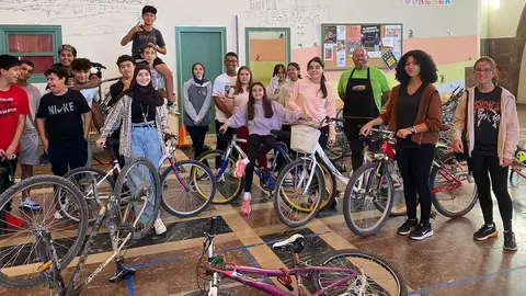 El pasado martes se llev&oacute; a cabo un taller de reparaci&oacute;n de bicicletas en el IES Alhama con la colaboraci&oacute;n del mec&aacute;nico Imanol Calleja (FiteBike)