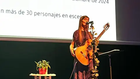 La presentaci&oacute;n culmin&oacute; con la actuaci&oacute;n de la cantautora local SoniAMar