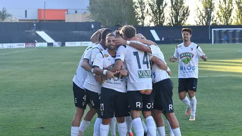 Celebraci&oacute;n del primer gol del Tudelano, conseguido por Canario