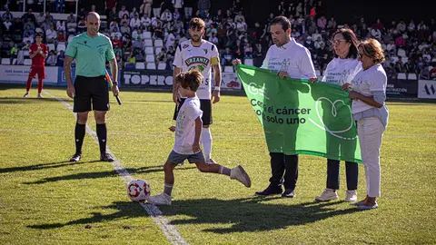 La Asociaci&oacute;n Espa&ntilde;ola Contra el Cancer realiz&oacute; el saque de honor del encuentro entre el CD Tudelano y el Deportivo Arag&oacute;n