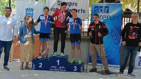 Jessica L&oacute;pez e Irati Sicilia (2&ordf; y 3&ordf; clasificadas campeonato navarro de Duatl&oacute;n Cros)