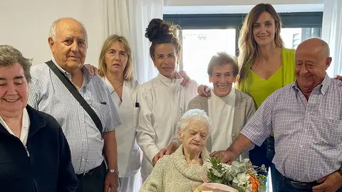 Julia Le&oacute;n Palacios cumpli&oacute; 100 a&ntilde;os rodeada de m&uacute;sica, familia y amigos