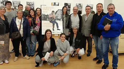 Familiares de Luis Navascu&eacute;s Hermosilla, el alcalde de Cintru&eacute;nigo, &Oacute;scar Bea y el presidente de la Fundaci&oacute;n Navarra Cultural, Alfonso Rinc&oacute;n