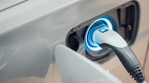 cargador el&eacute;ctrico punto de carga coche veh&iacute;culo movilidad sostenible