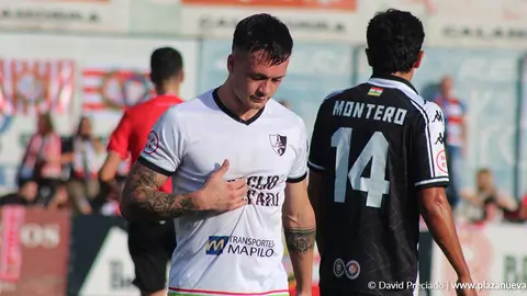 Kevin Soeiro tuvo que ser atendido en un par de ocasiones v&iacute;ctima de la dureza de los zagueros logro&ntilde;eses