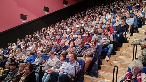 P&uacute;blico asistente a la presentaci&oacute;n del documental y del libro &lsquo;Cintru&eacute;nigo siglo XX&rsquo;