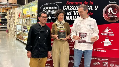 Entrega de diploma y kit de aceites Sand&uacute;a a Casa Perico de Larraga, en la final de la Semana de la Cazuelica