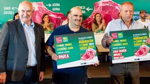 El Consejero de Desarrollo Rural y Medio Ambiente, Jos&eacute; Mar&iacute;a Ayerdi, con los ganadores &Oacute;scar Preciado, responsable de Iparla y Juan Ram&oacute;n Jim&eacute;nez Marcano