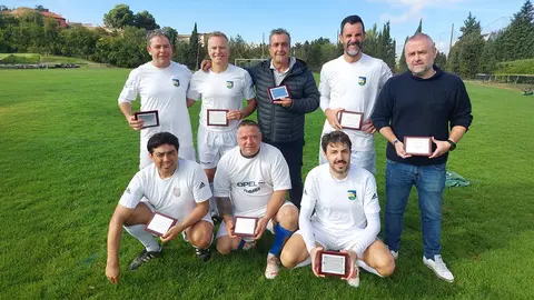 Los ocho jugadores del C.D. Fontellas Aficionado homenajeados con sus placas recuerdo