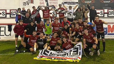 Los jugadores del CD Alfaro festejaron los tres puntos junto a los aficionados que se desplazaron a Barbastro