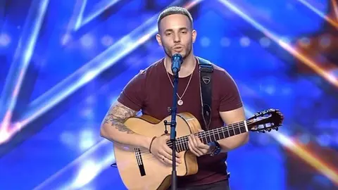 Manu Edelva subi&oacute; al escenario con su guitarra para interpretar una canci&oacute;n de su autor&iacute;a inspirada en la historia de amor de sus padres