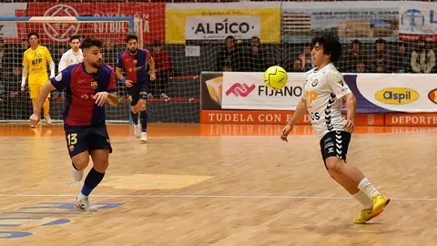 Albertico Lahuerta controlando el bal&oacute;n