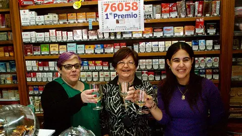 Pili Medina, Blanca Cornago y Lara Alba, del estanco situado en el Paseo de Invierno de Tudela, celebrando en 2012 la venta de un d&eacute;cimo de &ldquo;El Gordo&rdquo; del Sorteo de Navidad