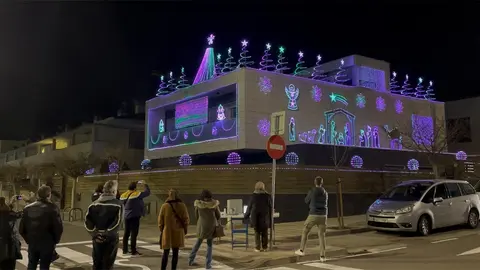 M&aacute;s de 25.000 LEDs iluminan su  vivienda, creando un espect&aacute;culo que atrae a vecinos y visitantes
