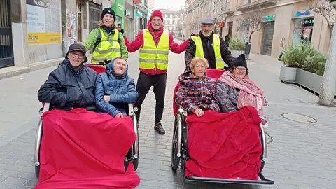 H&eacute;ctor Vall&eacute;s junto a dos voluntarios que conducen las dos yayacletas de Tudela