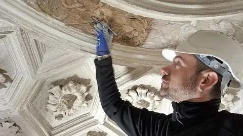 Miguel Agoiz con algunos de los dibujos aparecidos