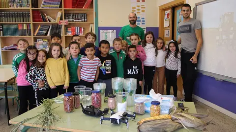 Fernando Garrido, en el centro, en la segunda sesi&oacute;n escolar en el CPEIP de Carcastillo