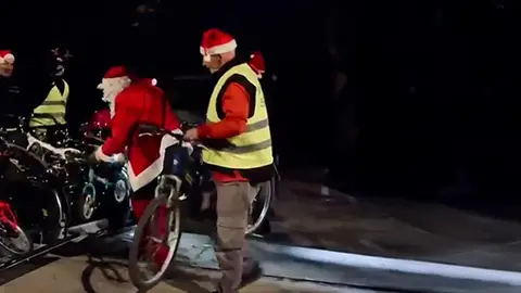 Pap&aacute; Noel depositando varias bicis para los ni&ntilde;os en las yayacletas de Tudela