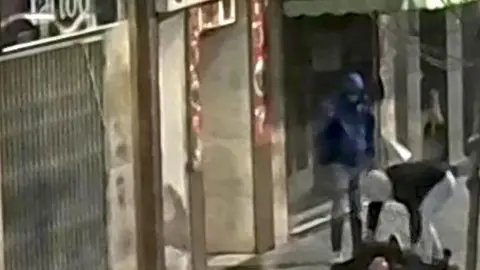 Momento del robo tras dejar inconsciente a la v&iacute;ctima