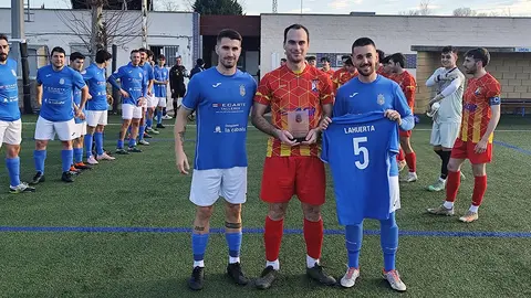 Jes&uacute;s Lahuerta recibi&oacute; una camiseta y una placa conmemorativa