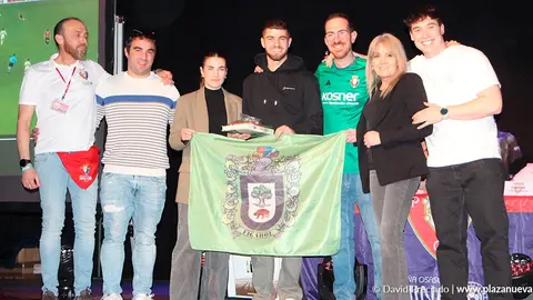 La Asociaci&oacute;n de Pe&ntilde;as de Figarol tuvo un detalle con Iker Mu&ntilde;oz y su familia