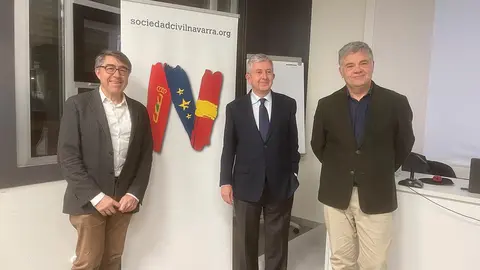 Eduardo L&oacute;pez Doriga, &Aacute;lvaro Miranda y Jos&eacute; Luis P&eacute;rez Lizar en el coloquio que tuvo lugar el el Centro C&iacute;vico Lestonnac de Tudela