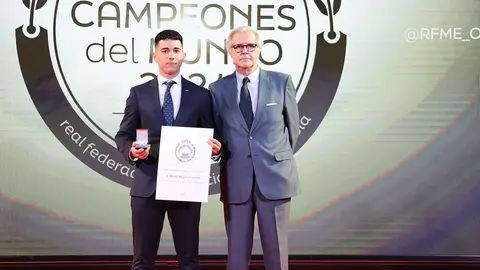 Mario Mayor junto a un representante de la RFME