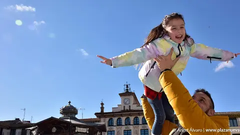 India Mole&oacute;n Alcal&aacute;, la ni&ntilde;a que ser&aacute; el &Aacute;ngel en La Bajada del &Aacute;ngel de Tudela 2025, elevada por su padre. FOTO &Aacute;ngel &Aacute;lvaro