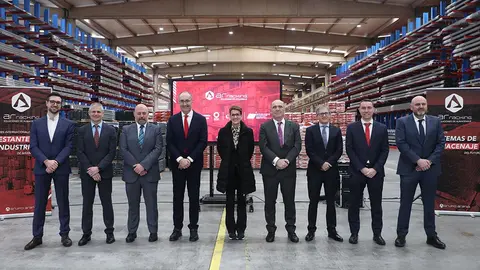 La Presidenta Chivite, al frente del grupo institucional en la visita, junto a los responsables de la empresa