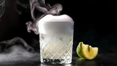 C&oacute;cteles con Espuma C&oacute;ctel espumoso cocktail lima