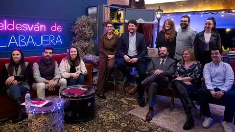 La Presidenta, con el presidente de AJE, Guillermo Garc&iacute;a; el resto de la junta directiva de la asociaci&oacute;n, as&iacute; como el director general de Industria, I&ntilde;igo Arruti; y la directora gerente del SNE, Miriam Mart&oacute;n