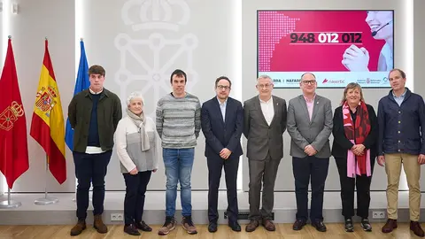 De izquierda a derecha, Iv&aacute;n Serra, Itziar Ayerdi, Eduardo Garc&iacute;a de Galdiano, Joseba Asiain, F&eacute;lix Taberna, Miguel Aguirre, Toya Bernad e I&ntilde;aki Pinillos, antes de la firma de los convenios de adhesi&oacute;n al 012