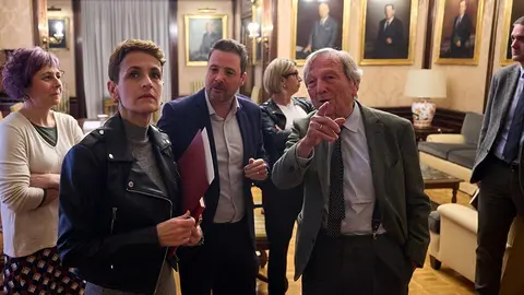 El arquitecto Moneo se ha interesado por los retratos de los ex Presidentes y ex Presidentas de la Comunidad Foral
