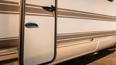 autocaravana puerta caravana