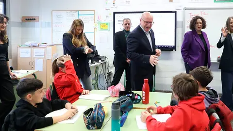El consejero Gimeno conversa con los ni&ntilde;os del colegio p&uacute;blico San Bartolom&eacute; de Ribaforada