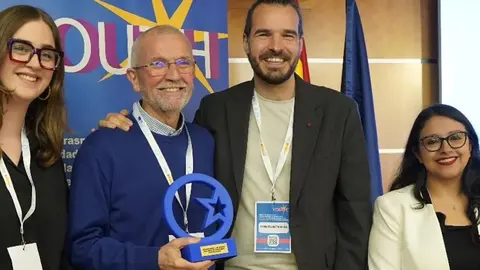 Manuel Campillo recogiendo el galard&oacute;n de Villa Javier