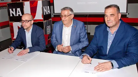 Txerra Garc&iacute;a de Eulate, el vicepresidente F&eacute;lix Taberna y Rafael Loscos, en la firma del convenio de hoy