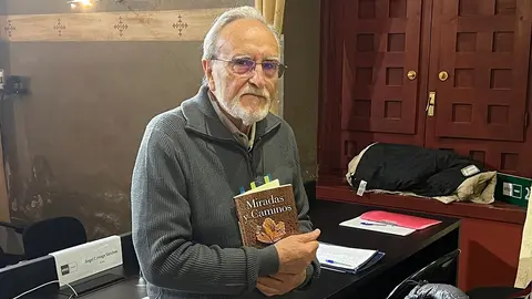&Aacute;ngel Cornago con su nuevo libro
