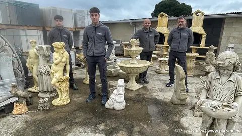 Los hermanos Iv&aacute;n y Tom&aacute;s junto a sus respectivos hijos, parte tambi&eacute;n de Saldos Lizar