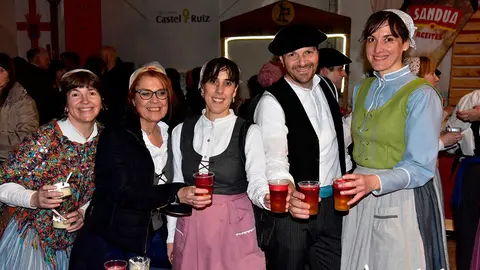 Los Txistularis de Tudela y la Asociaci&oacute;n cultural Muga Kultur Elkartea en la cata tras realizar un pasacalles