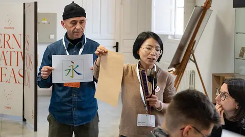Taller de caligraf&iacute;a china impartido por Jinaxi Yang y Juan Rencoret, explorando la historia y evoluci&oacute;n de los caracteres orientales