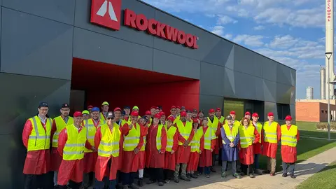 Directivos de plantas del grupo ROCKWOOL visitaron las instalaciones de Caparroso para conocer sus avances en descarbonizaci&oacute;n, energ&iacute;as renovables e innovaci&oacute;n