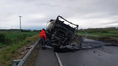 La colisi&oacute;n entre el turismo y el cami&oacute;n tuvo lugar en Milagro, concretamente en el punto kilom&eacute;trico 35,2 de la carretera NA-134