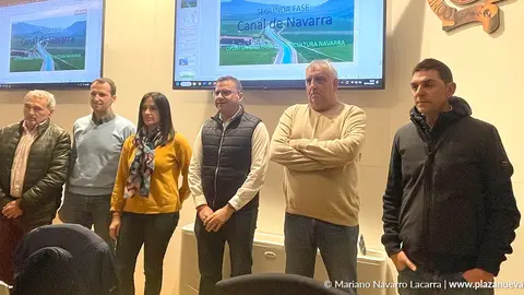 De izquierda a derecha: Jos&eacute; Yanguas Jim&eacute;nez, secretario de la Comunidad de Regantes de Fitero; David Navarro, de UAGN tambi&eacute;n presidente Sindicato de Riegos de Huertas Mayores y Campos Unidos; Ana Hern&aacute;ndez, del Sindicato de Riegos de Corella; Casto Jes&uacute;s Alvero, de Cintru&eacute;nigo; Luis Miguel Serrano Cornago, UAGN y Sindicato de Riegos de Fontellas; y Guillermo Agorreta S&aacute;nchez, Sindicato de Riegos de Valpertuna