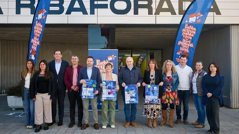 Representantes y Personal t&eacute;cnico de los grupos de acci&oacute;n local posan con carteler&iacute;a de campa&ntilde;a junto al Consejero de Desarrollo Rural y Medio Ambiente