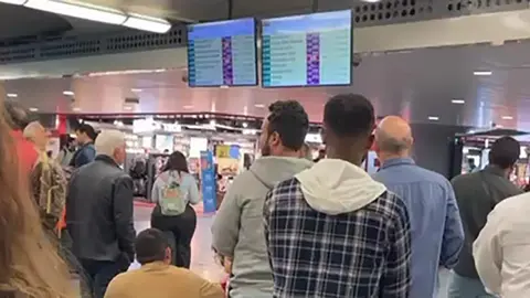 Fotograma del v&iacute;deo enviado por esta tudelana, en el que se observa a numerosos pasajeros siguiendo con inquietud en las pantallas de Atocha los avisos de retraso en sus trenes